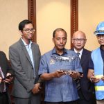 Kula Segaran mengendalikan dron sewaktu menghadiri Seminar Teknologi Dron.jpg