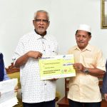 Mahfuz-sewaktu-hadir-menyampaikan-bantuan-PERKESO-Kredit-foto-FB-Mahfuz-Omar.jpg